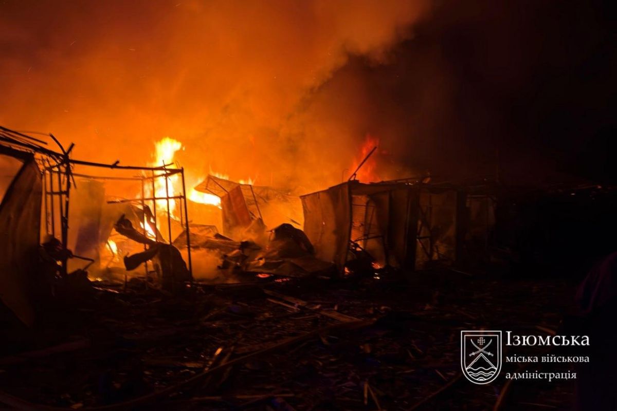 Нічний удар по Ізюму: горіли магазини, двоє постраждали