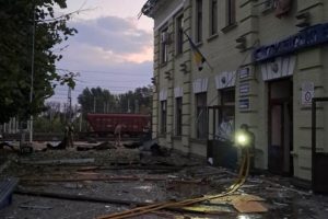 Удар РФ по вокзалу в Лозовій: пасажири не постраждали