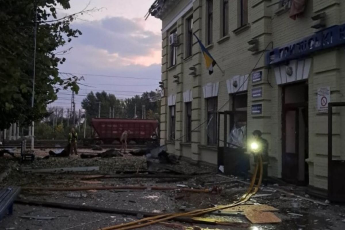 Удар РФ по вокзалу в Лозовій: пасажири не постраждали