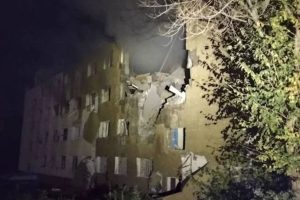 РФ обстріляла Ізюм дроном і РСЗВ: зруйновано адмінбудівлю