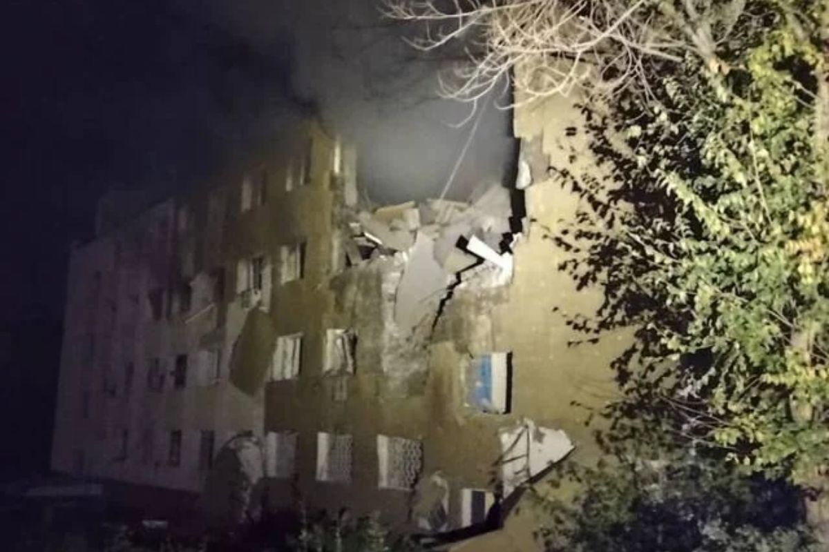 РФ обстріляла Ізюм дроном і РСЗВ: зруйновано адмінбудівлю